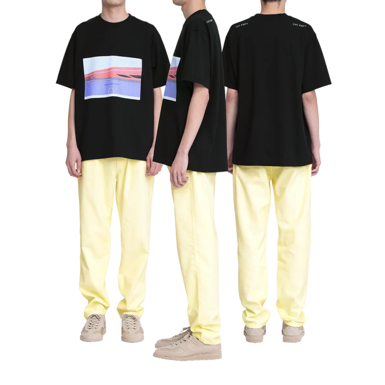 100%コットン。プルオーバー。クルーネック。前身頃にグラフィック。後ろ身頃ショルダーにCAV EMPT。ウォッシュ加工。日本製。