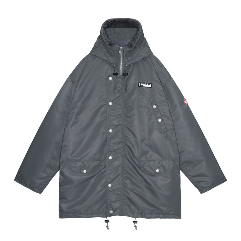 表地100%ナイロン。裏地100%ポリエステル。フリース生地。ジップアップ。比翼フラップ。セットインリーブ。前身頃、左袖上部にシリコンパッチ。前身頃にウェルトポケット、フラップポケット。前身頃裏にパッチポケット。フード、裾にドローストリング。フードにフェイクファー。袖口裏にリブ。ワイドシルエット。日本製。