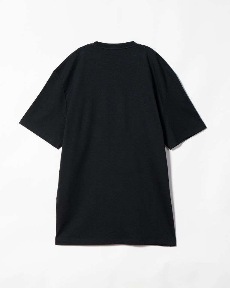 ラフシモンズ(Raf Simons)は、ベルギー出身のデザイナーであり、フィリップ・ヴァンデンバーグの作品に着想を得た最後のコレクションを発表しました。ヴァンデンバーグの作品は、強烈な筆致や濃い色調が特徴的であり、社会批判や政治的な問題に対する彼の強い思いが表現されています。ラフシモンズは、この個性的で強烈なグラフィックをアイテムに落とし込み、ラフシモンズらしい洗練されたデザインと融合させました。