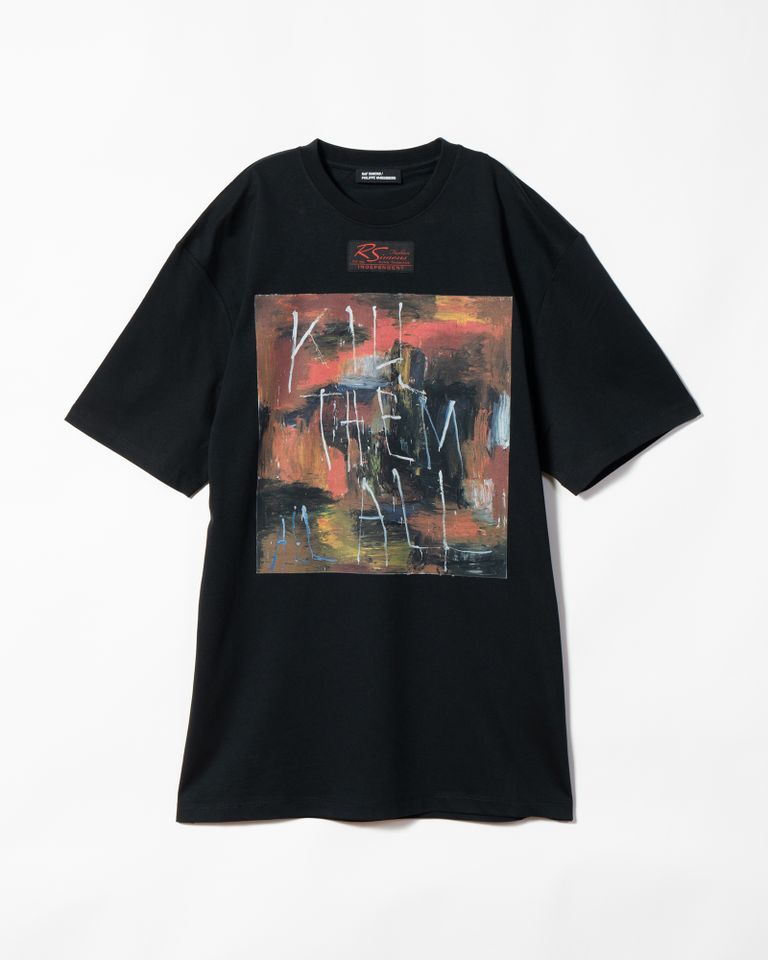 ラフシモンズ(Raf Simons)は、ベルギー出身のデザイナーであり、フィリップ・ヴァンデンバーグの作品に着想を得た最後のコレクションを発表しました。ヴァンデンバーグの作品は、強烈な筆致や濃い色調が特徴的であり、社会批判や政治的な問題に対する彼の強い思いが表現されています。ラフシモンズは、この個性的で強烈なグラフィックをアイテムに落とし込み、ラフシモンズらしい洗練されたデザインと融合させました。