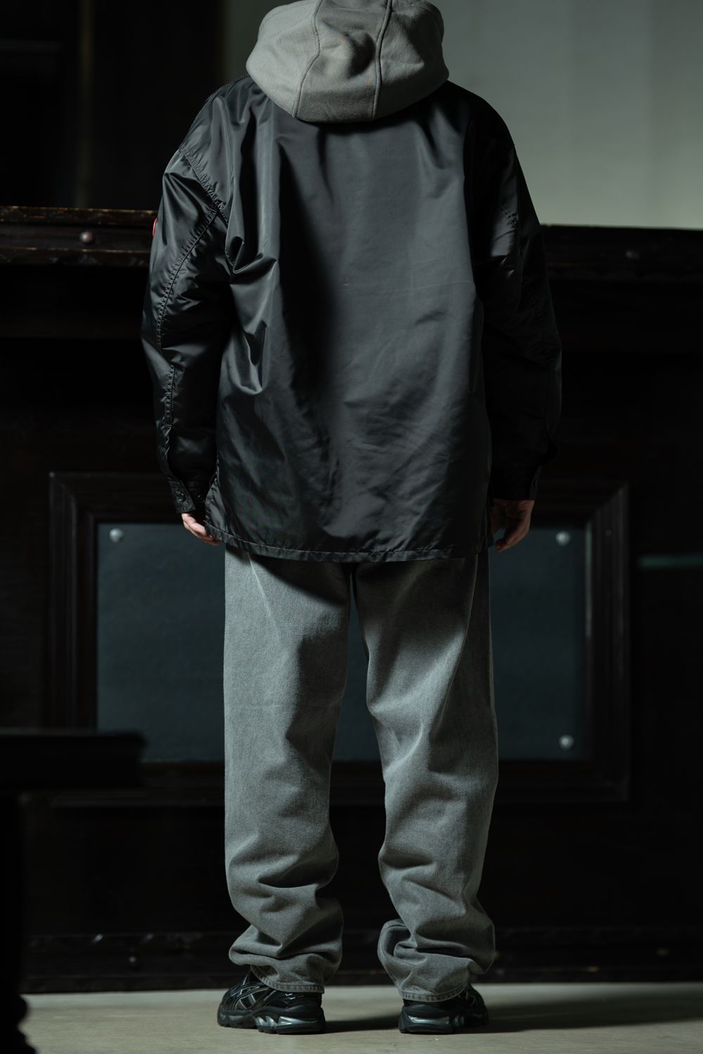 Work Layered — C.E PE Big Shirt × Hoody Styling ポリエステルとコットンの素材対比が生む、C.Eのレイヤード美学