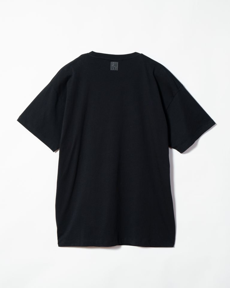 RAF SIMONSのオーバーサイズTシャツは、コットン100％の柔らかい素材を使用し、手のサインがプリントされたシンプルなグラフィックデザインが特徴的です。オーバーサイズのシルエットは、快適でゆったりとした着心地を提供し、トルコで生産されています。高品質で機能的なデザインが融合された、スタイリッシュなアイテムです。
