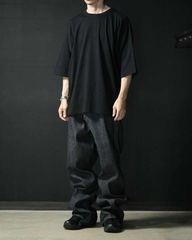 身長168cm 体重55kg  着用サイズ42  素材は手紡ぎのような風合いの天竺。明治時代に発明された国産紡績機のガラ紡で紡がれた糸を現代の技術で再現した糸を使用している。この糸は、通常の紡績糸に比べ低速で紡績することで、空気を含み軽く優しい風合いに仕上がる。スーピマ綿に落ち綿を混ぜることにより自然なムラ感を表現した。