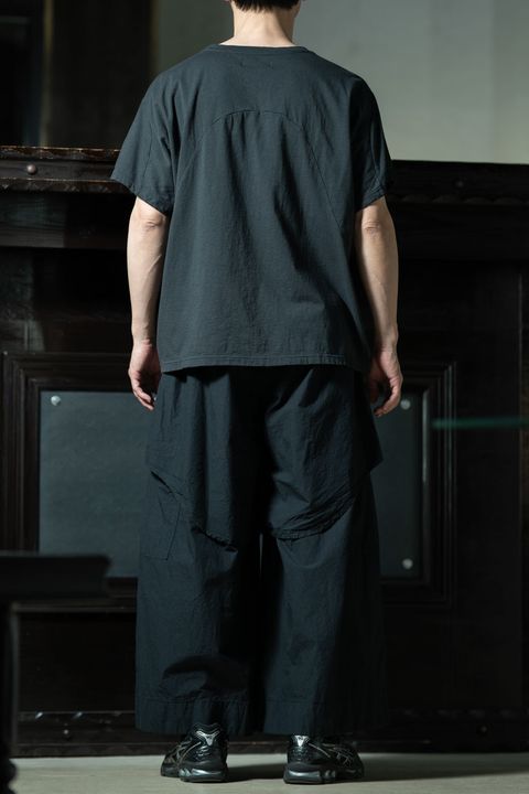 amachi. Fabric Forming Tee × Layered Utility Pants｜立体成型Tシャツで作る黒の陰影コーデ