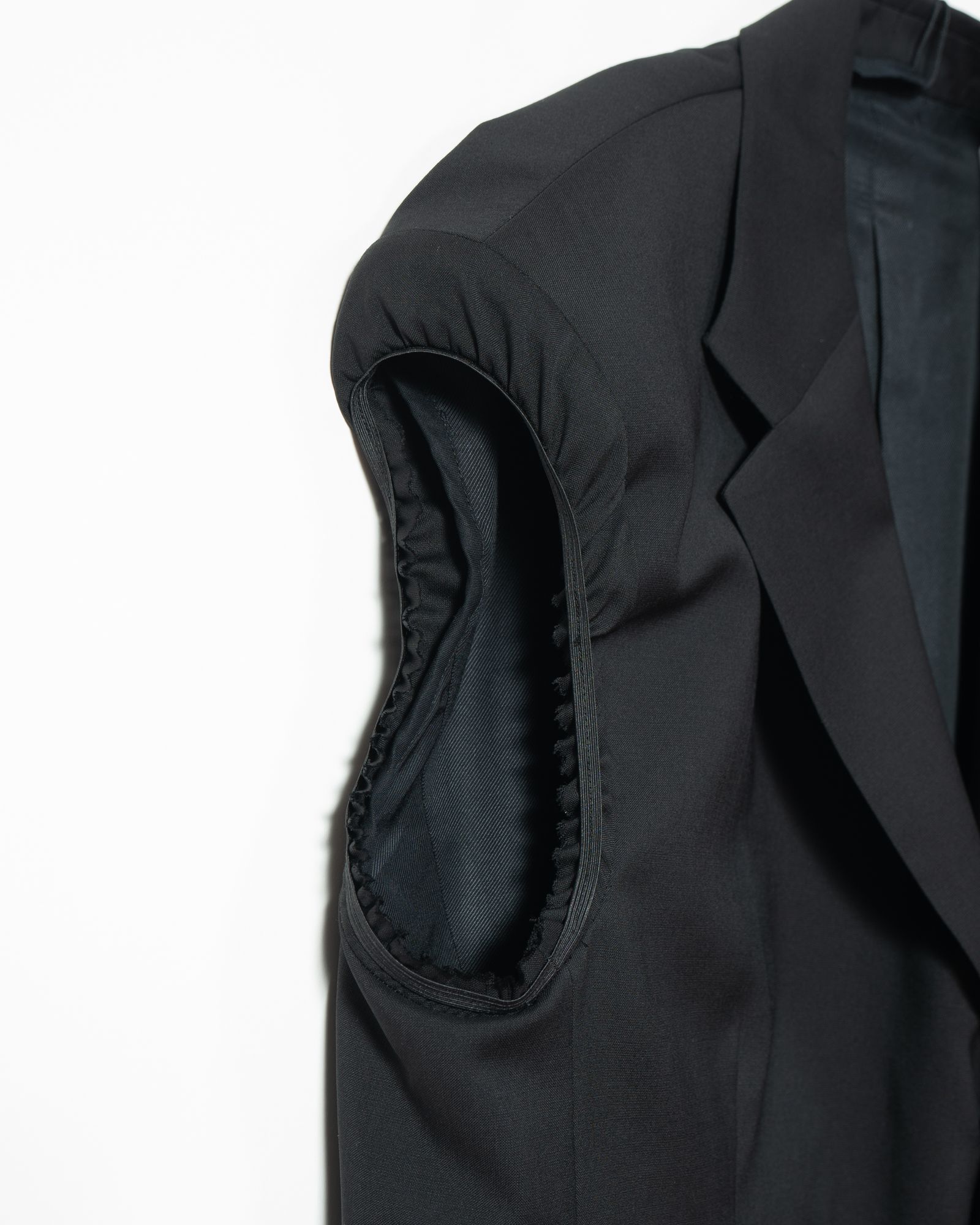 Blazer with elastic in sleeves
