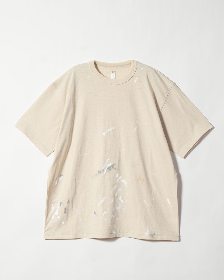 Taiga Takahashi のアイコニックアイテムでもある LOT.616 Tee Shirt をベースに脇下の溜まりを改良するため肩傾斜をつけて再構築した。素材は手紡ぎのような風合いの天竺。明治時代に発明された国産紡績機のガラ紡で紡がれた糸を現代の技術で再現した糸を使用している。この糸は、通常の紡績糸に比べ低速で紡績することで、空気を含み軽く優しい風合いに仕上がる。