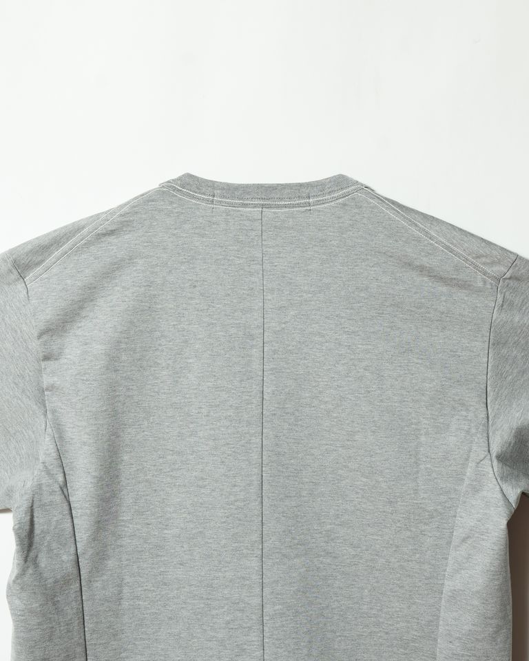 センターシームと肩線の設計により、背中の丸みに自然に沿うフォルムを形成。単なるベーシックTではなく、構造で魅せる一枚です。