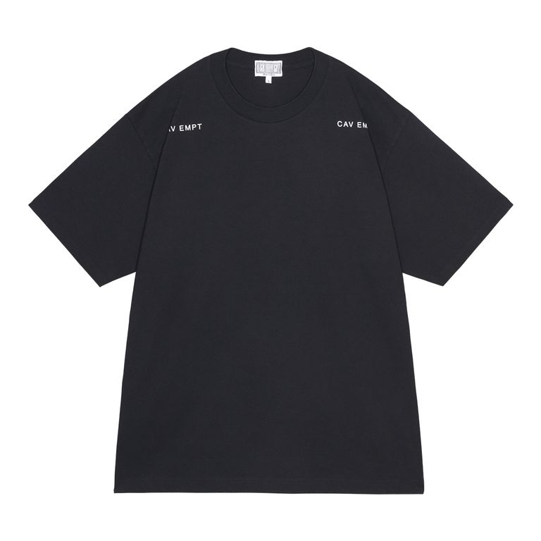 100%コットン。プルオーバー。クルーネック。セットインスリーブ。後ろ身頃にグラフィック。前身頃ショルダーにCAV EMPT。ウォッシュ加工。日本製。