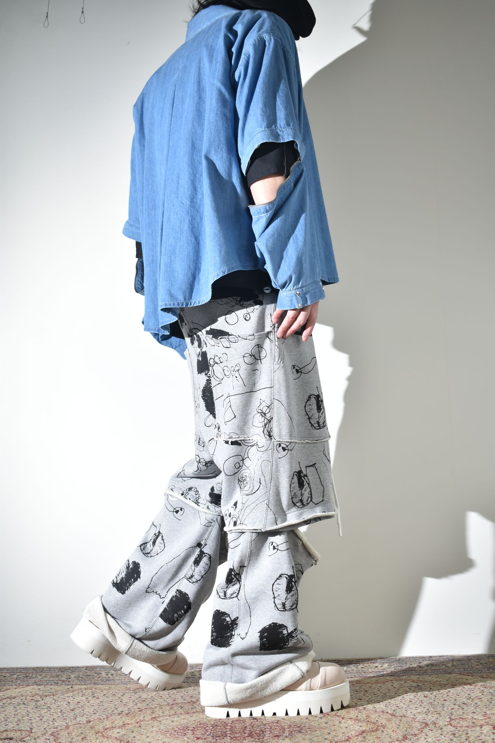 カジュアルだけじゃないデニムシャツ×スウェットパンツ