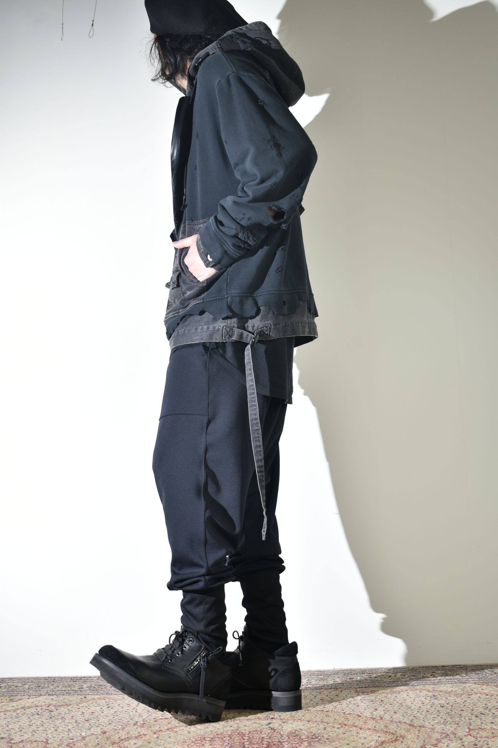 リラックス感のあるパンツでカジュアルに