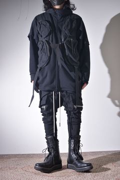 ドルマンスリーブにも重ねられるベスト