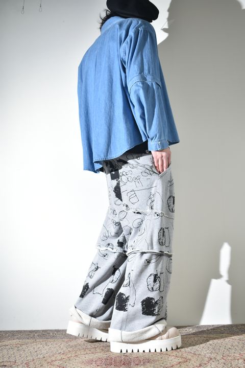 カジュアルだけじゃないデニムシャツ×スウェットパンツ