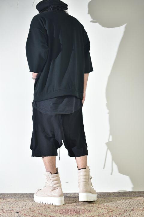 ドライタッチなスウェットで初夏意識