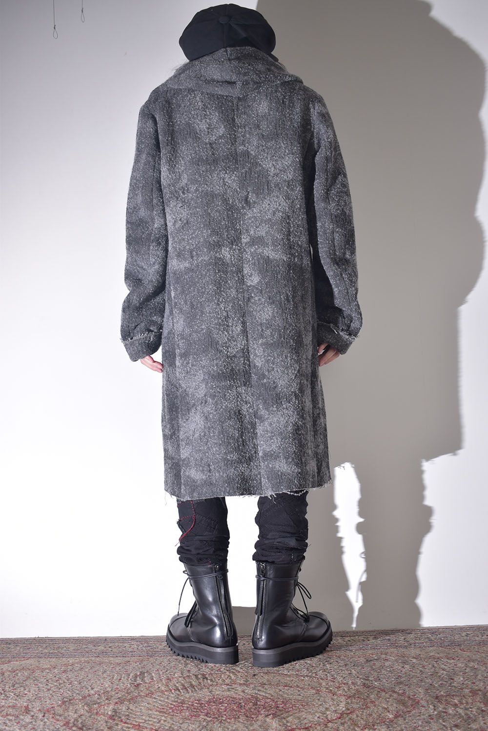 雰囲気のあるコートを羽織る