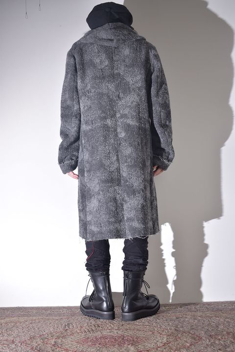 雰囲気のあるコートを羽織る