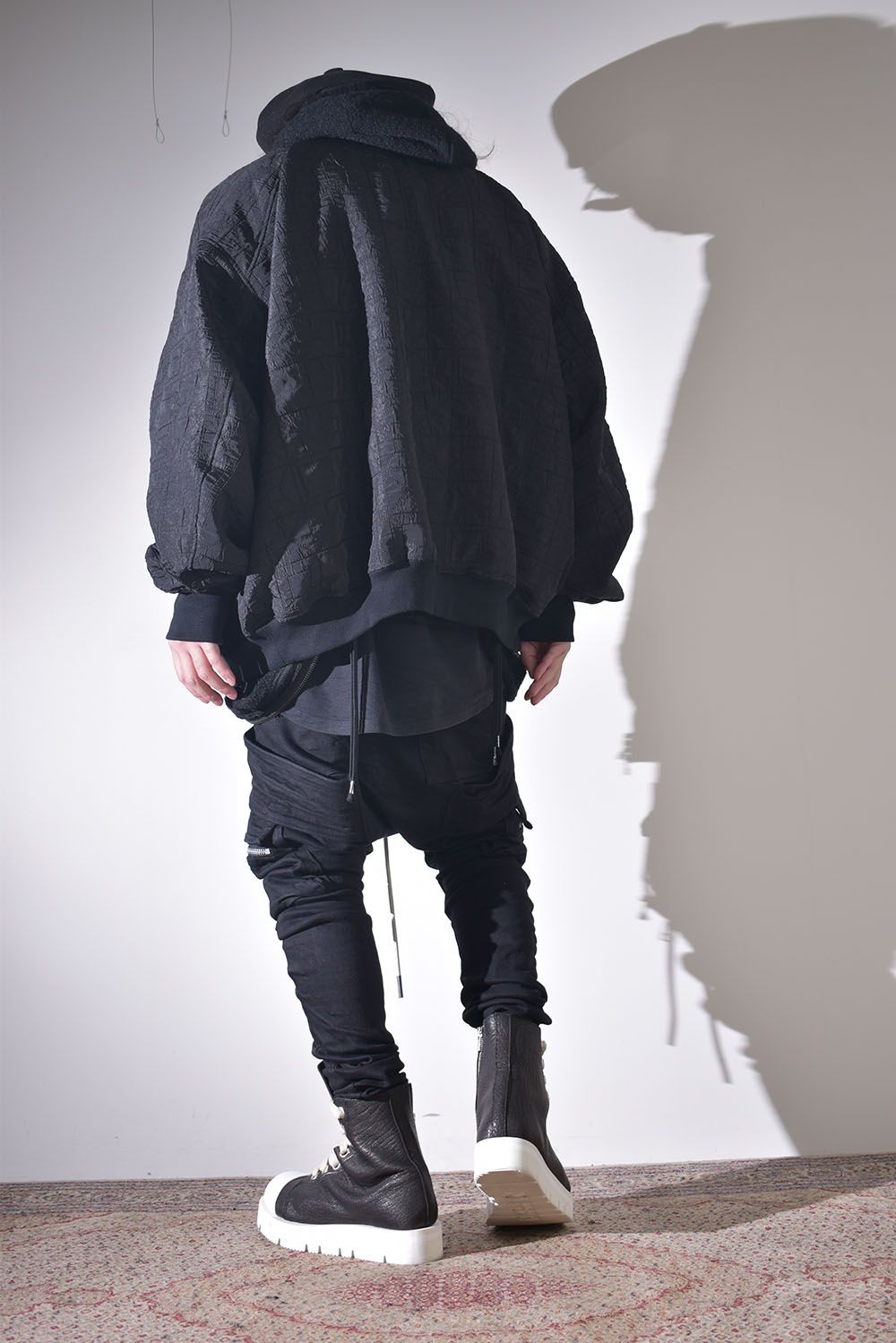 ニットフーディで保温性を確保