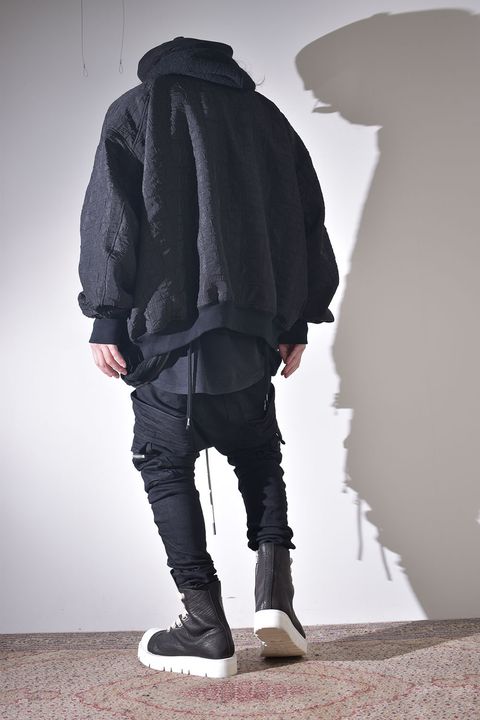 ニットフーディで保温性を確保