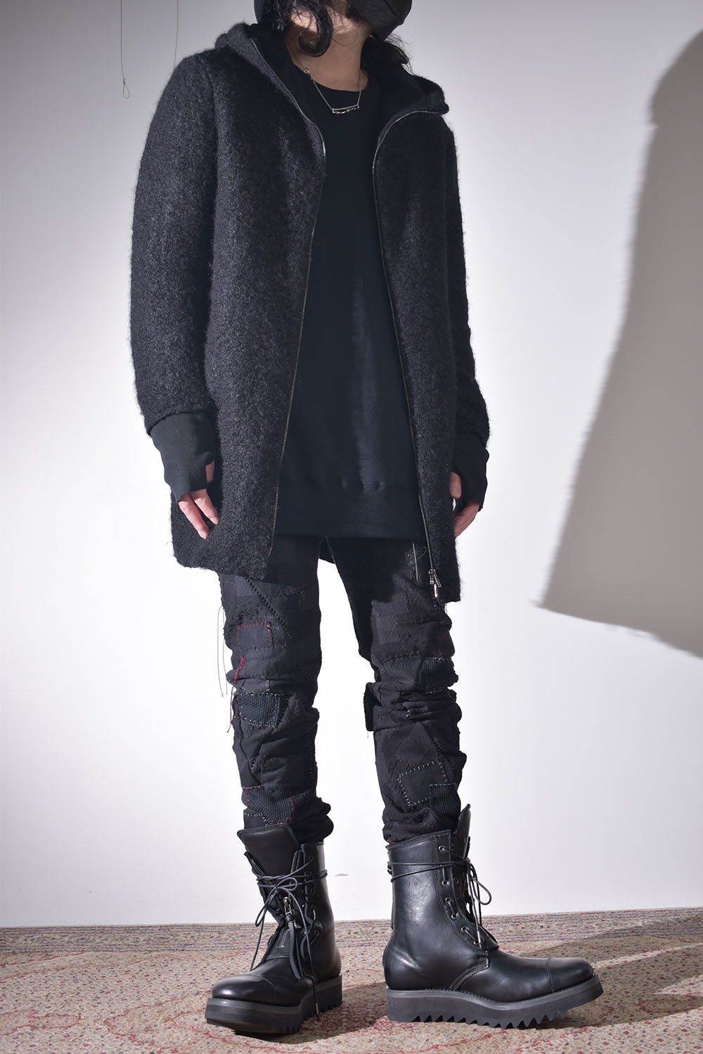 ライトアウターに保温性の高いフーディを差し込む