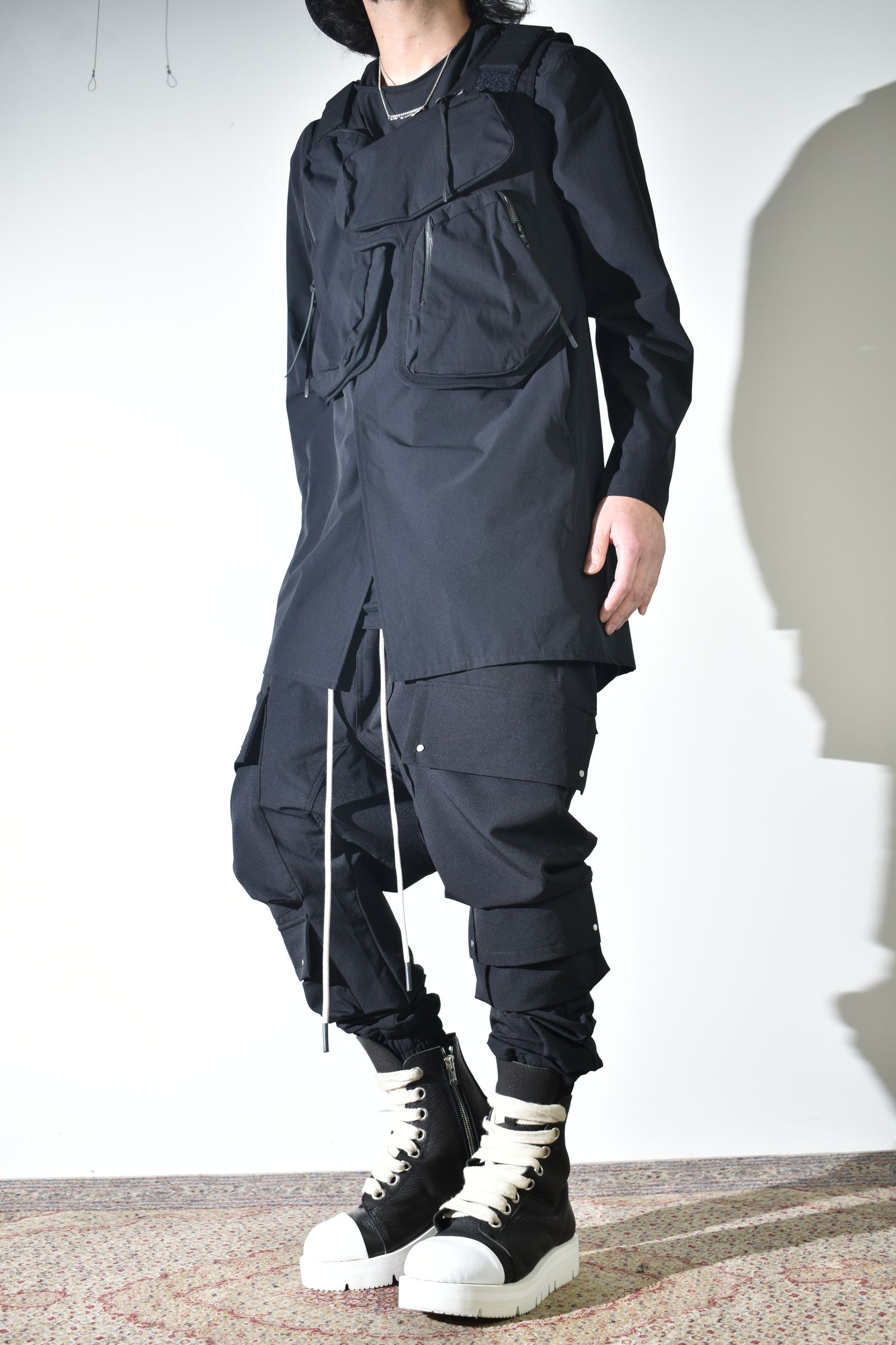 テクニカルな生地感とディテールで