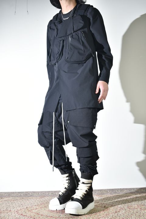 テクニカルな生地感とディテールで