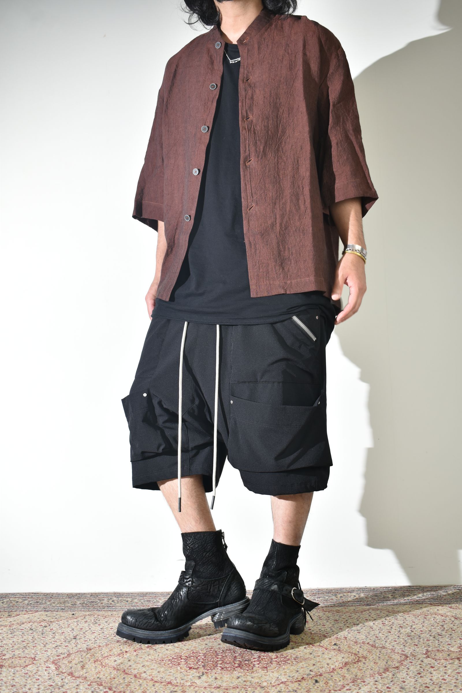リネンシャツ × ストレッチナイロンショーツ