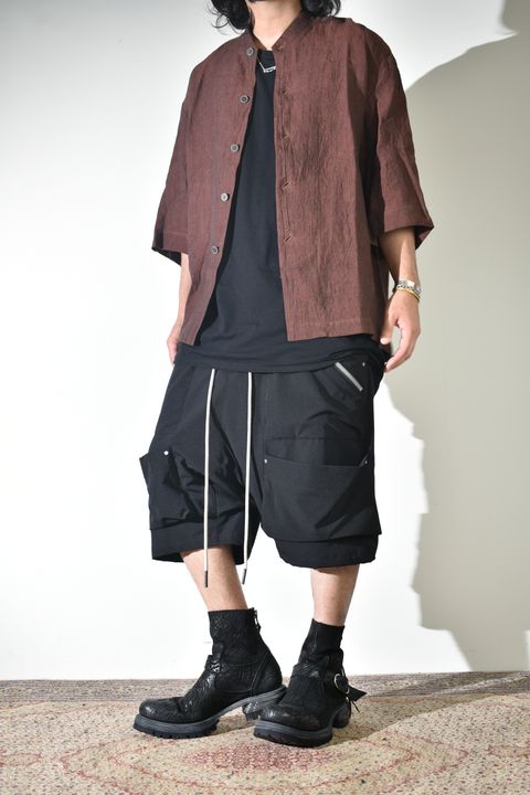 リネンシャツ × ストレッチナイロンショーツ