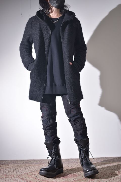 ライトアウターに保温性の高いフーディを差し込む