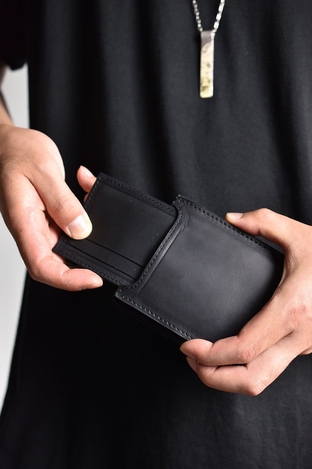 GUIDI オイルカーフ二つ折り財布"Black"