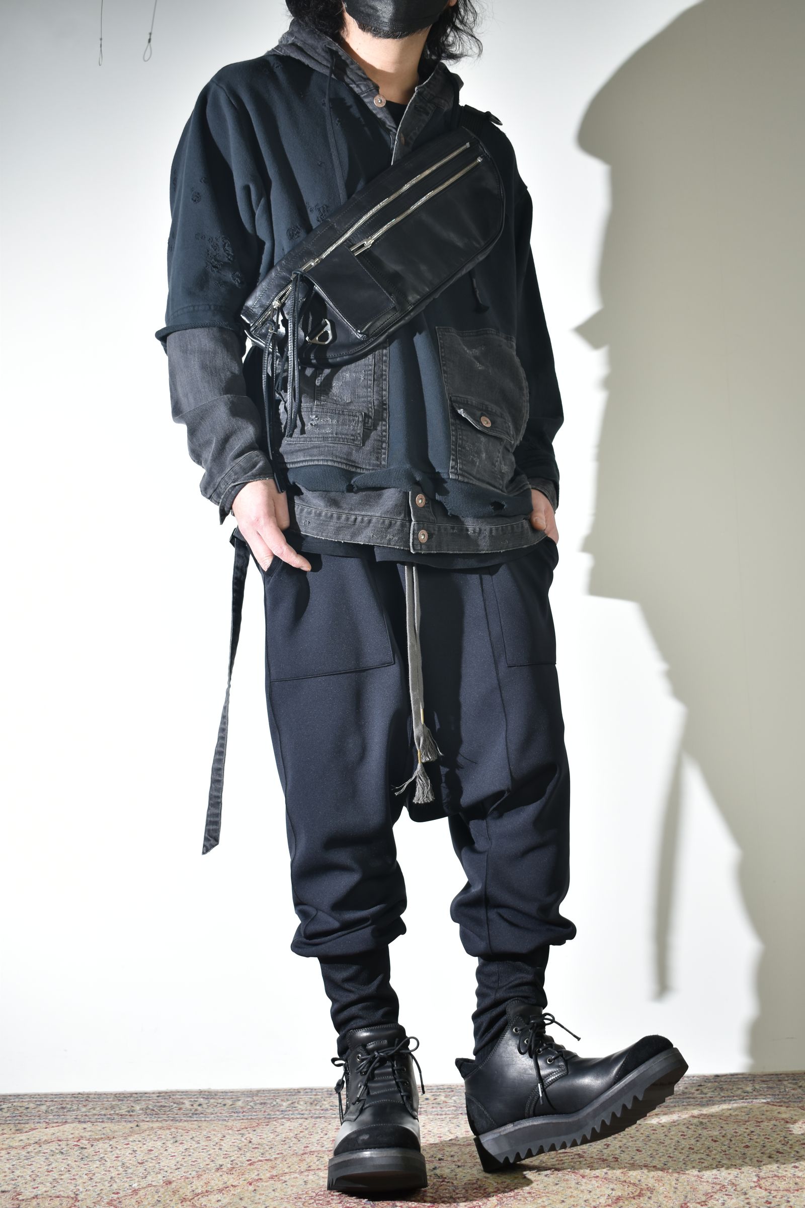 リラックス感のあるパンツでカジュアルに