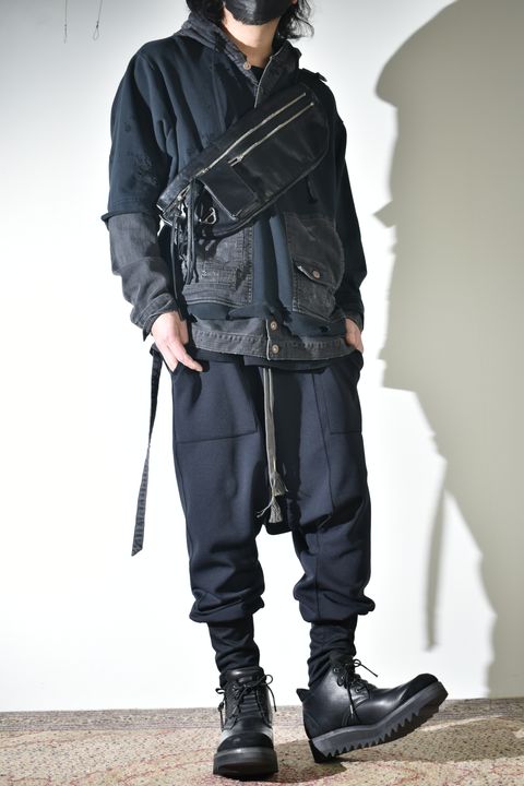 リラックス感のあるパンツでカジュアルに