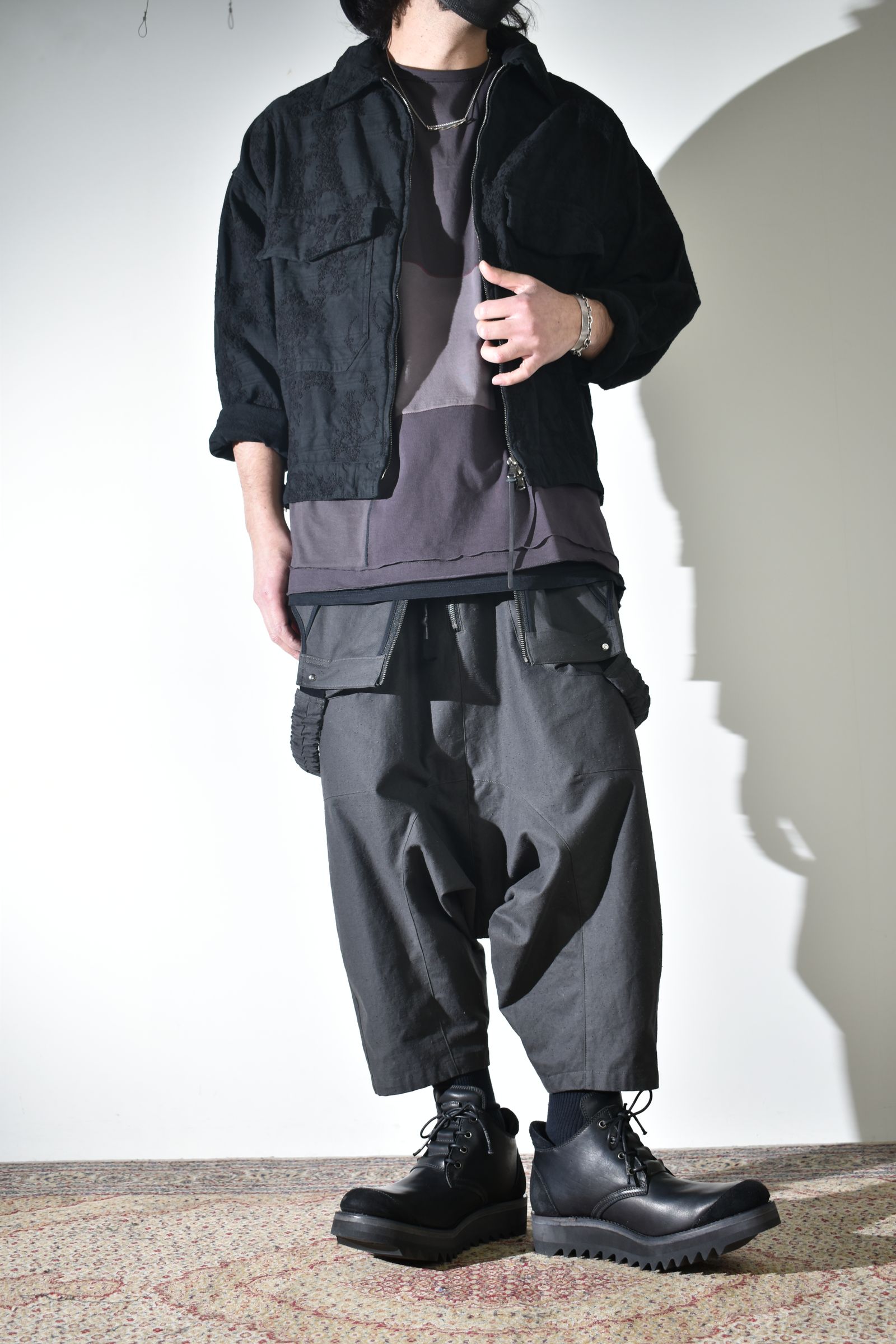 オーバーオールにラフなブルゾン