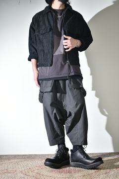 オーバーオールにラフなブルゾン
