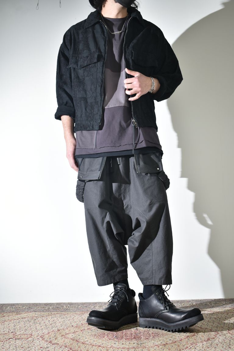 オーバーオールにラフなブルゾン