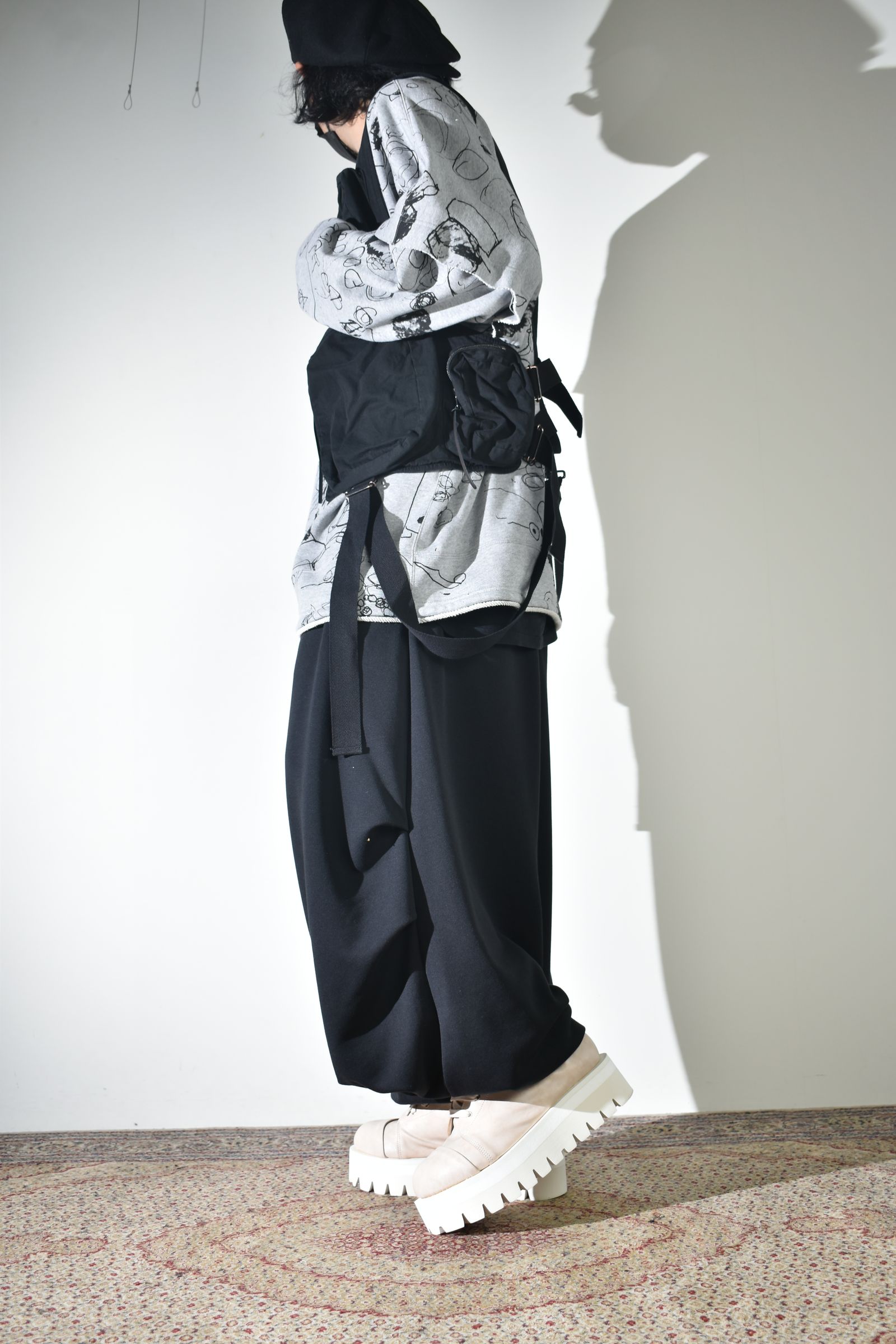 ラフなスウェットにベスト