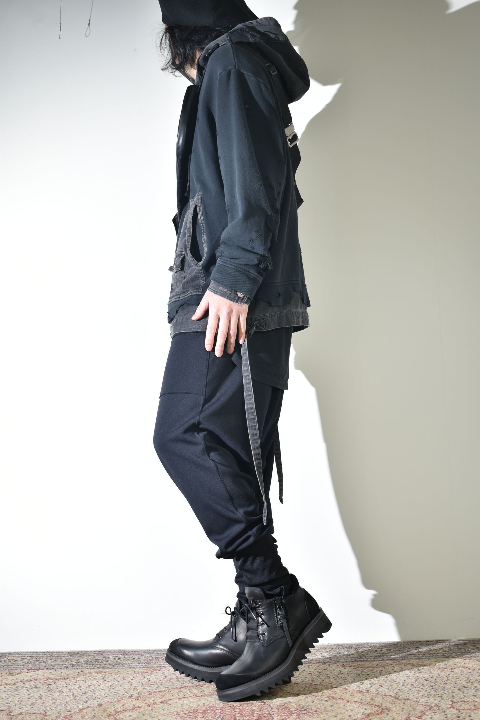 リラックス感のあるパンツでカジュアルに