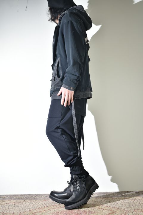 リラックス感のあるパンツでカジュアルに