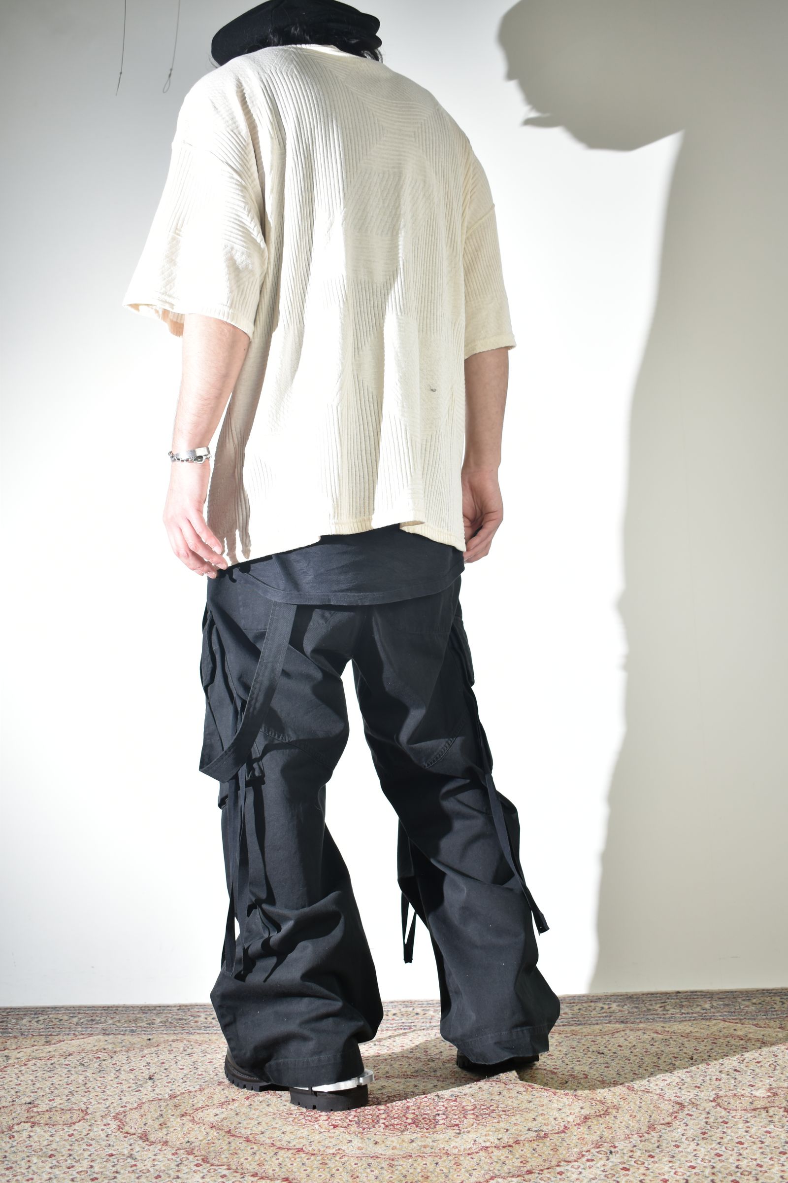 ワイドカーゴで合わせるソリッドなシャツ