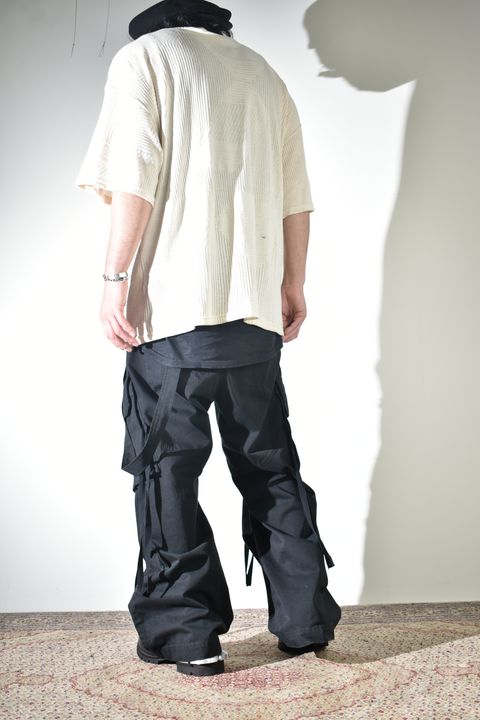 ワイドカーゴで合わせるソリッドなシャツ