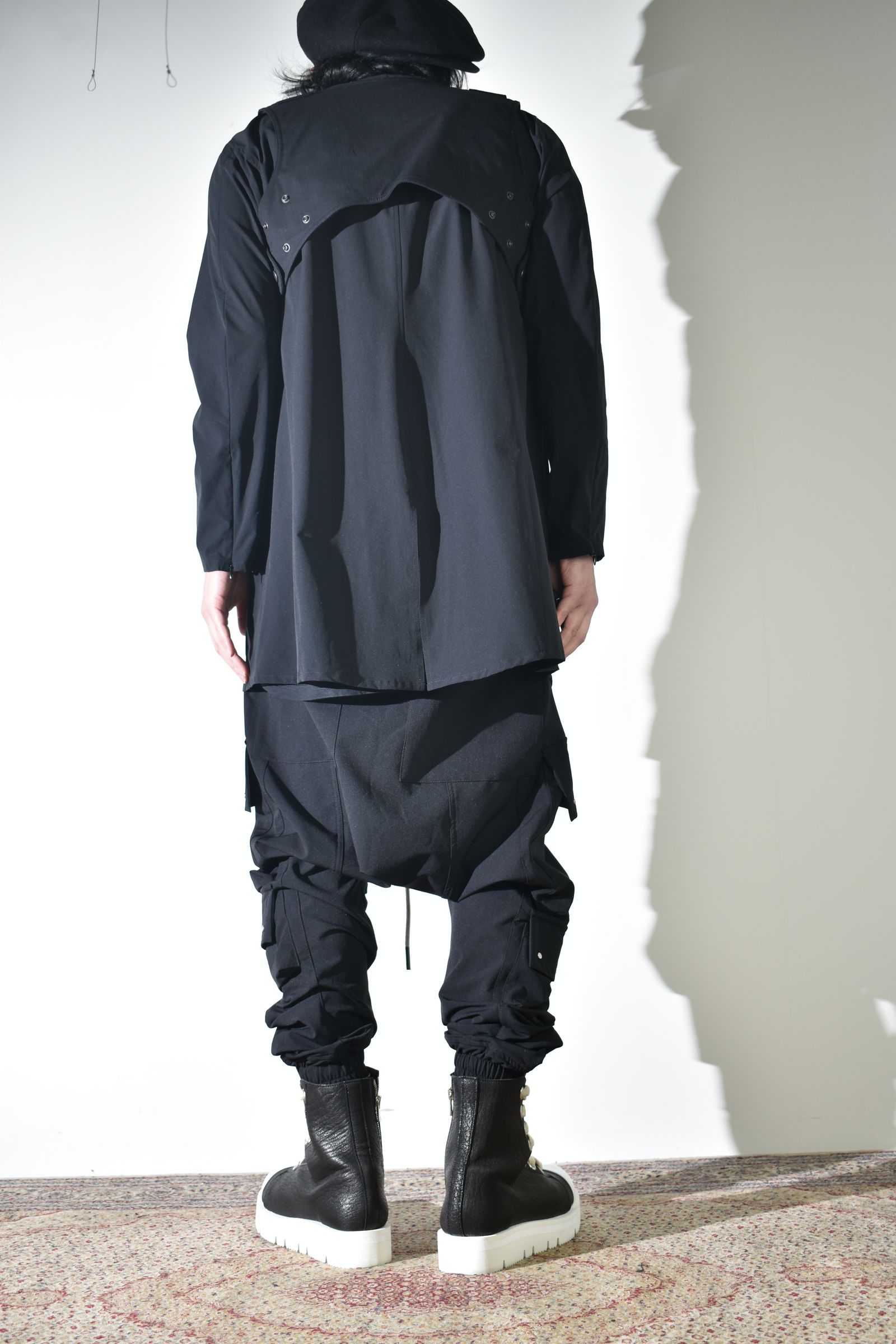 テクニカルな生地感とディテールで