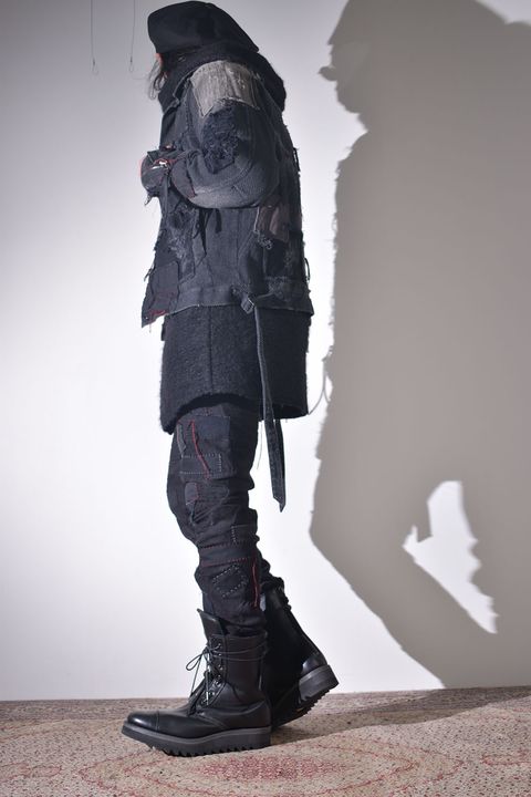 ライトアウターに保温性の高いフーディを差し込む