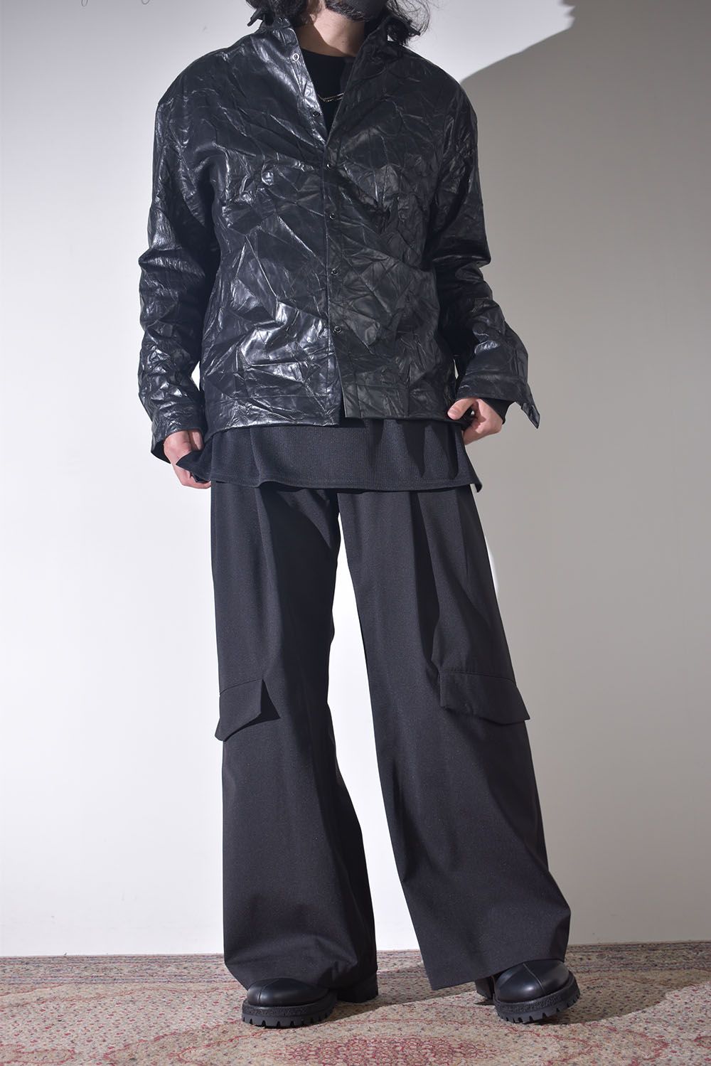 バギーシルエット × シンセティックレザーシャツ