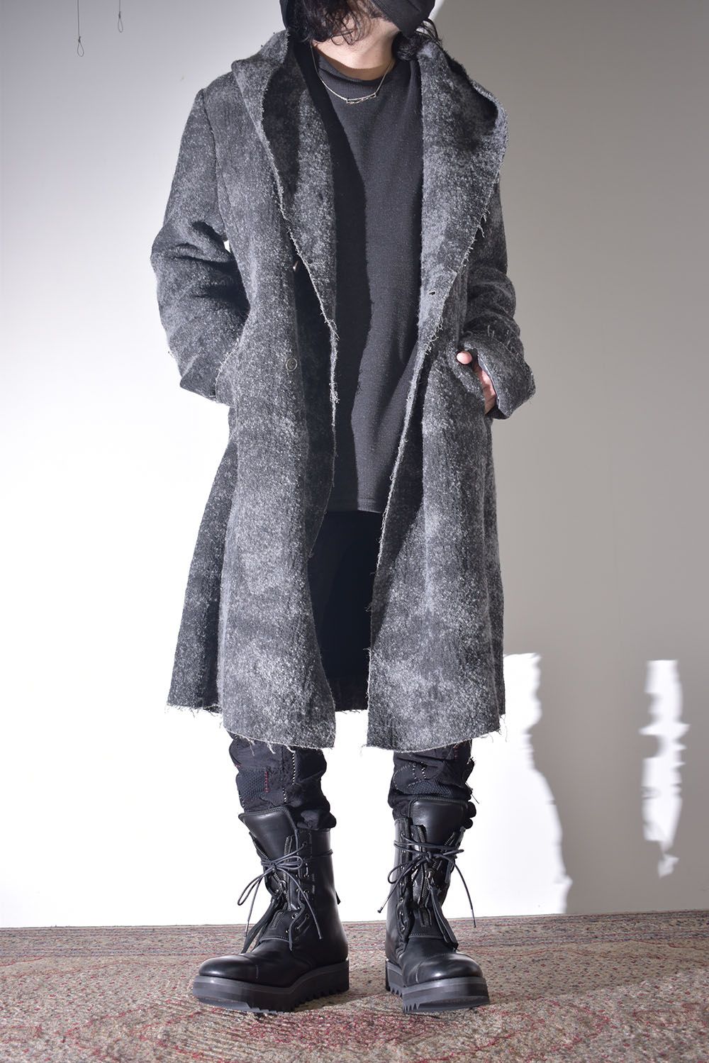 雰囲気のあるコートを羽織る