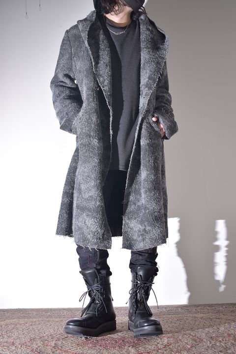 雰囲気のあるコートを羽織る