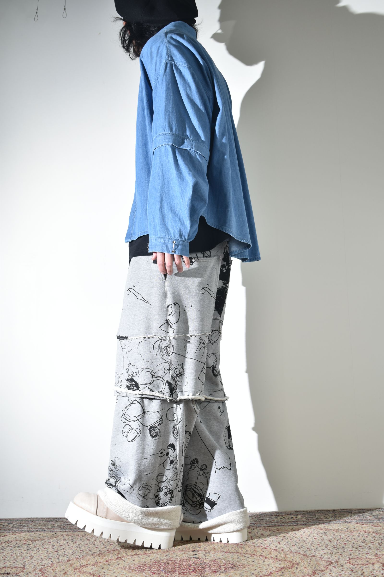 カジュアルだけじゃないデニムシャツ×スウェットパンツ