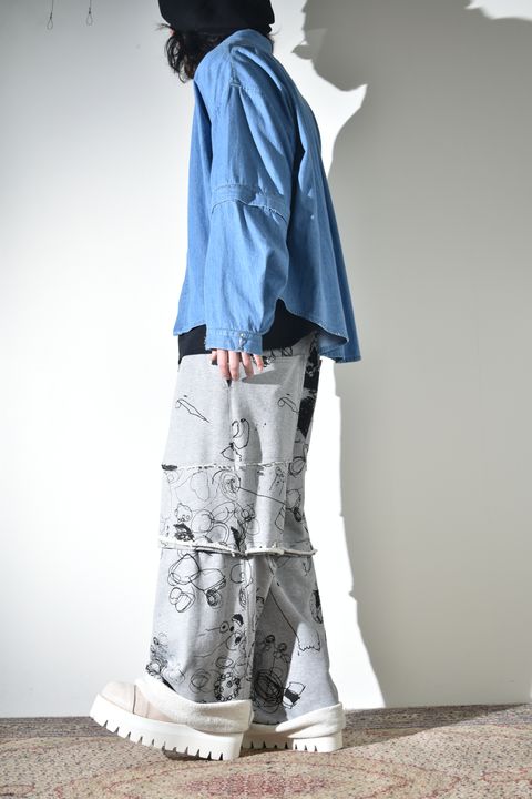 カジュアルだけじゃないデニムシャツ×スウェットパンツ