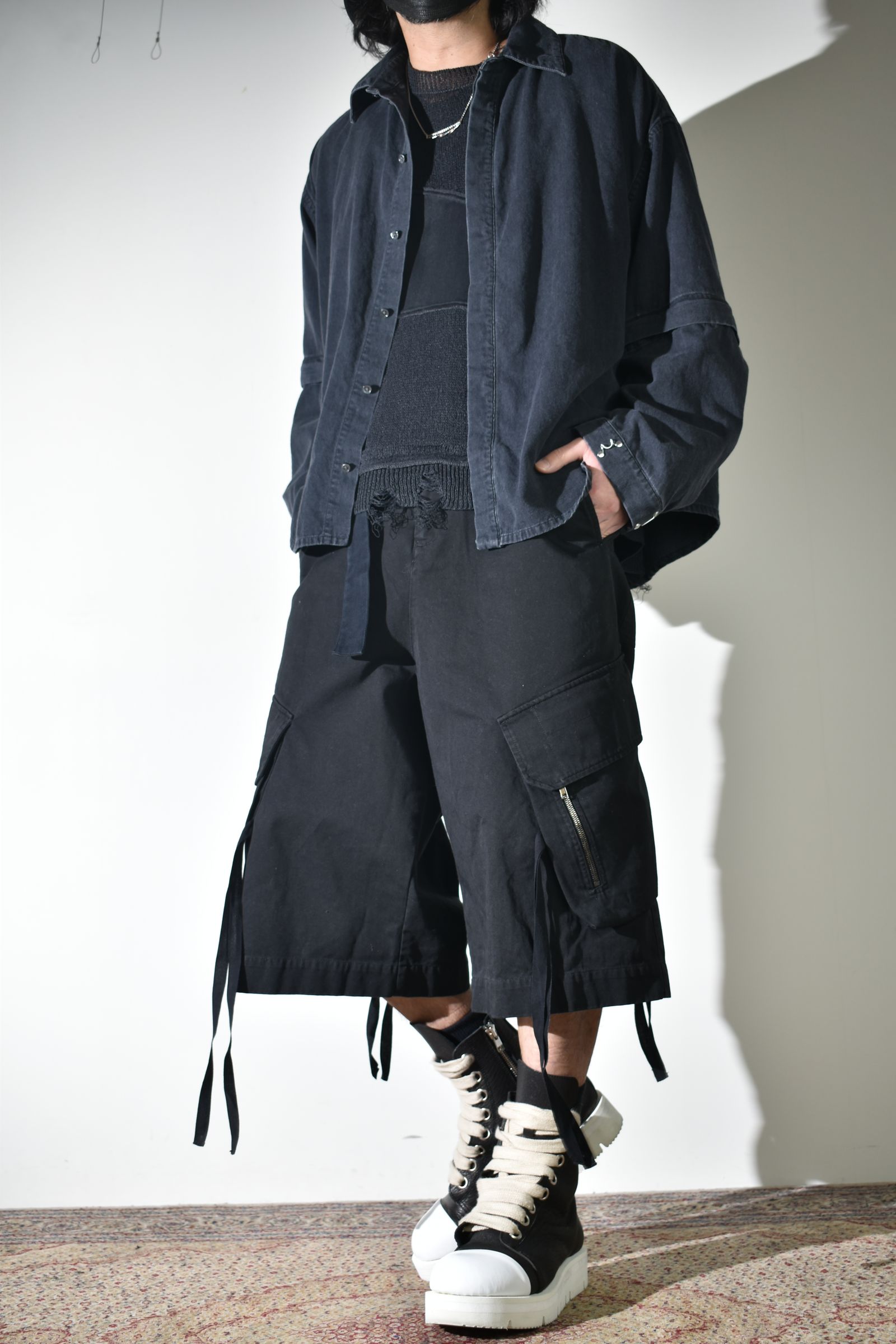 デニムシャツとカーゴショーツ