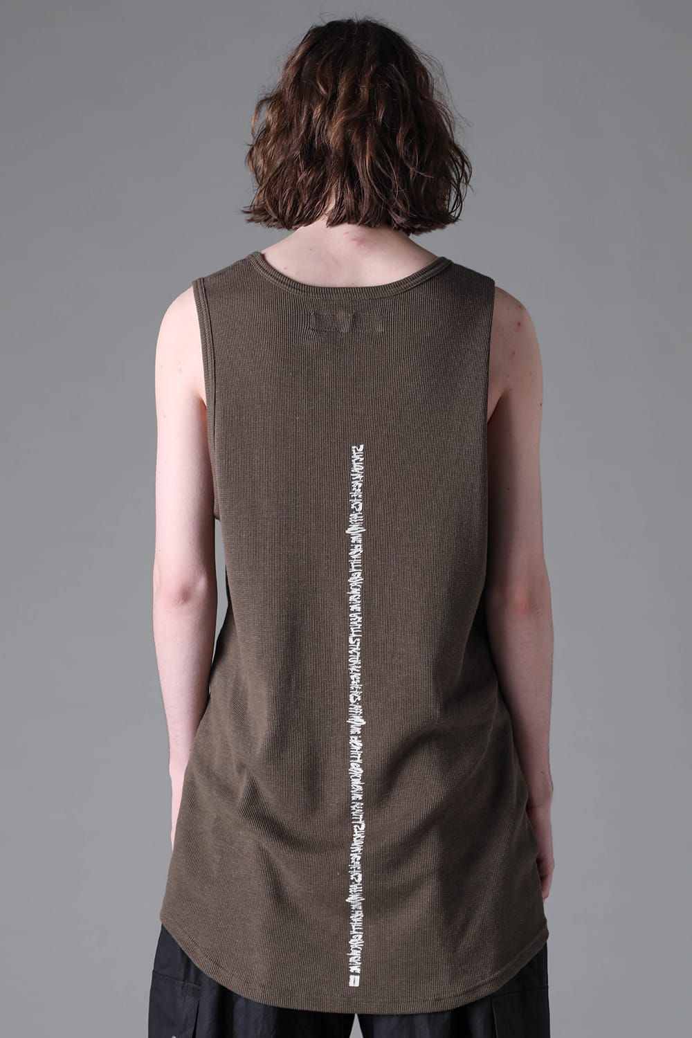 《2026AW先行予約》Back Printed Waffle Jersey Long Tank Top"Black / D.Grey / Ivory /Khaki"バックプリントワッフルジャージーロングタンクトップ"ブラック/ダークグレー/アイボリー/カーキ"