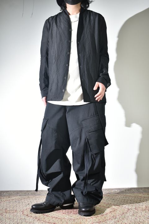 ワイドカーゴで合わせるソリッドなシャツ