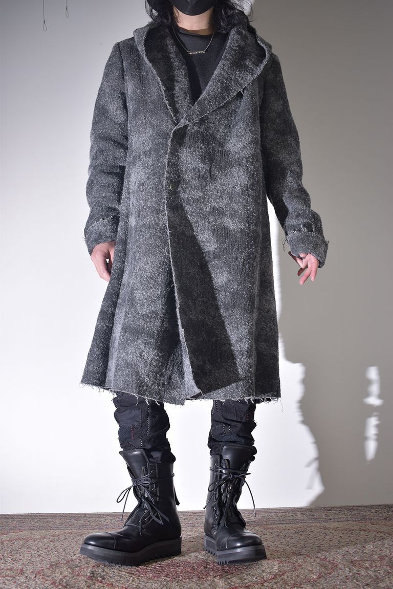 雰囲気のあるコートを羽織る