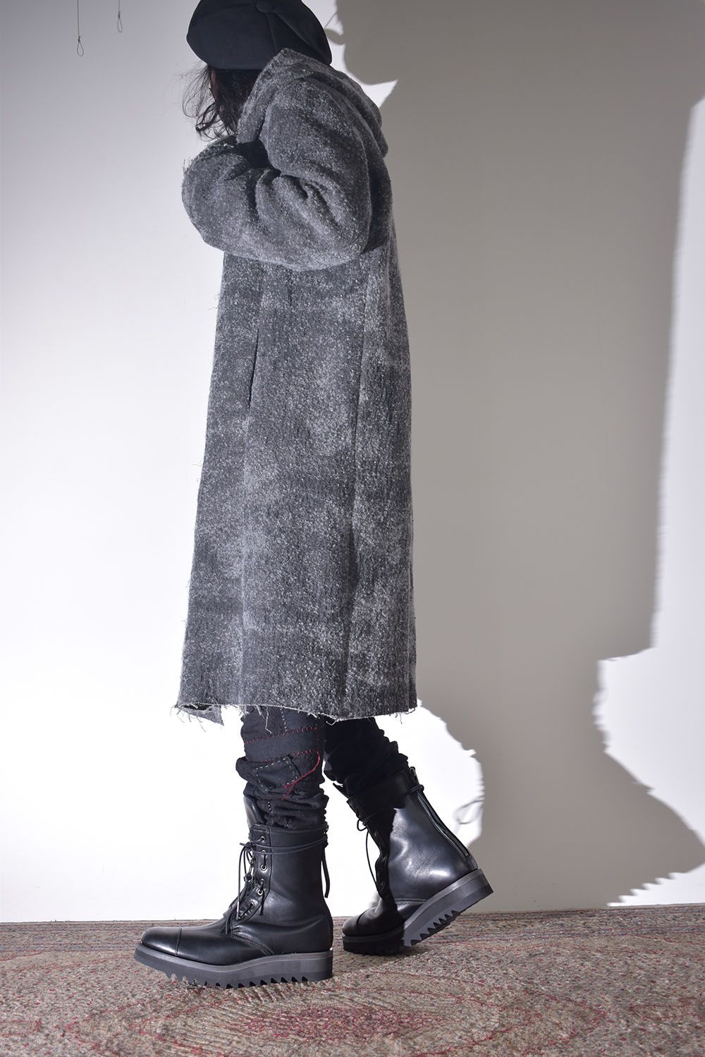 雰囲気のあるコートを羽織る